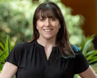 Headshot of Jen Gomes