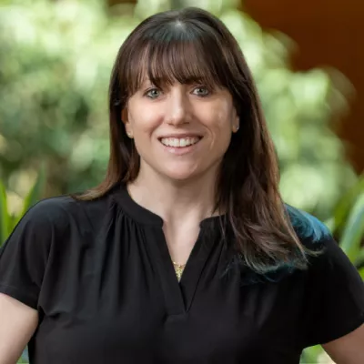 Headshot of Jen Gomes