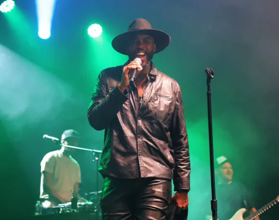 Montell Jordan Singing on stage with band