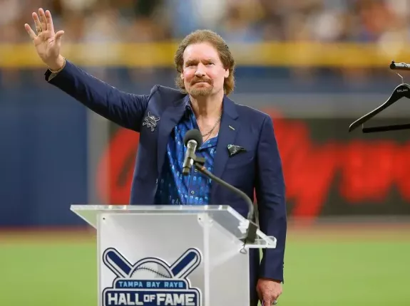 Wade Boggs standing behind a podium that says "Hall of Fame"