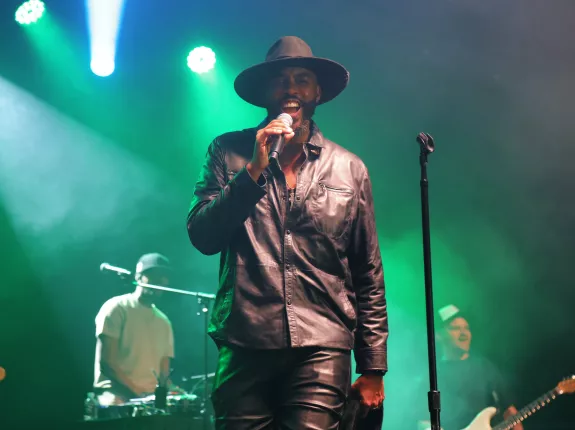 Montell Jordan Singing on stage with band