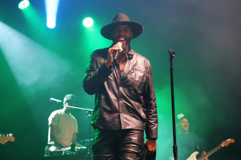 Montell Jordan Singing on stage with band