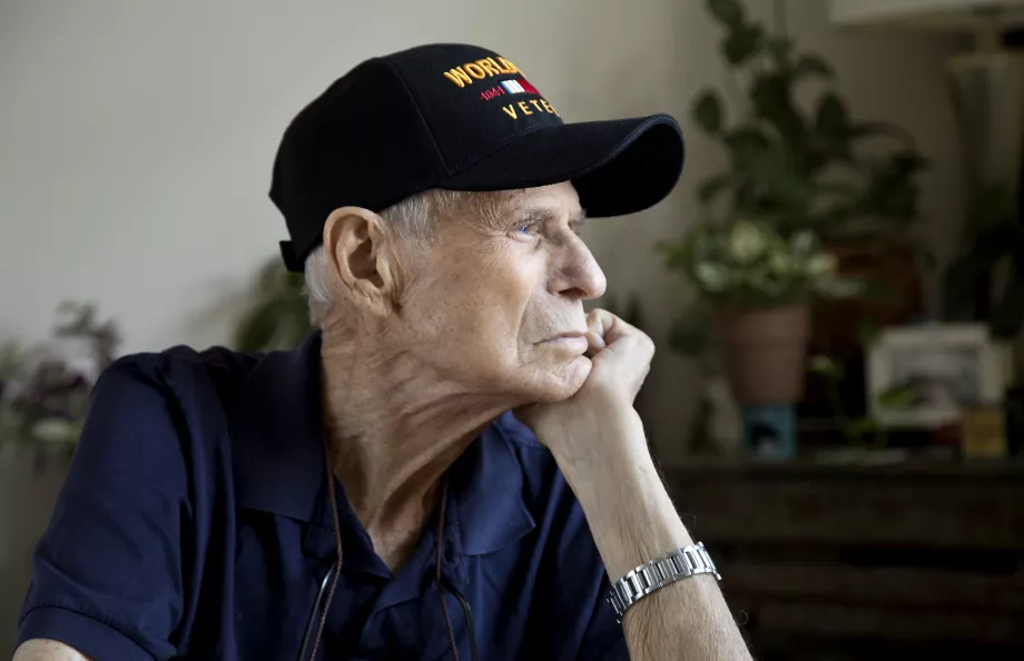 White elderly man with a veteran's hat