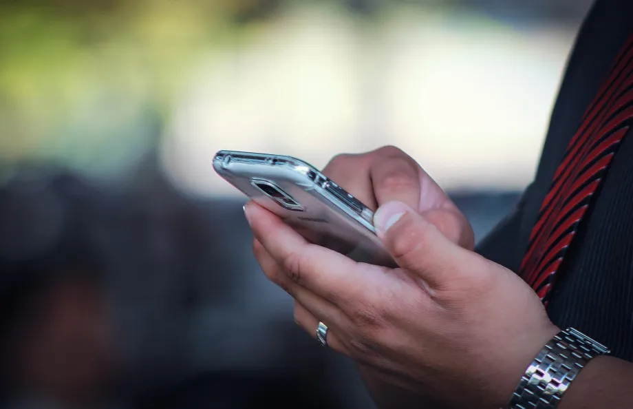 hand holding a cell phone